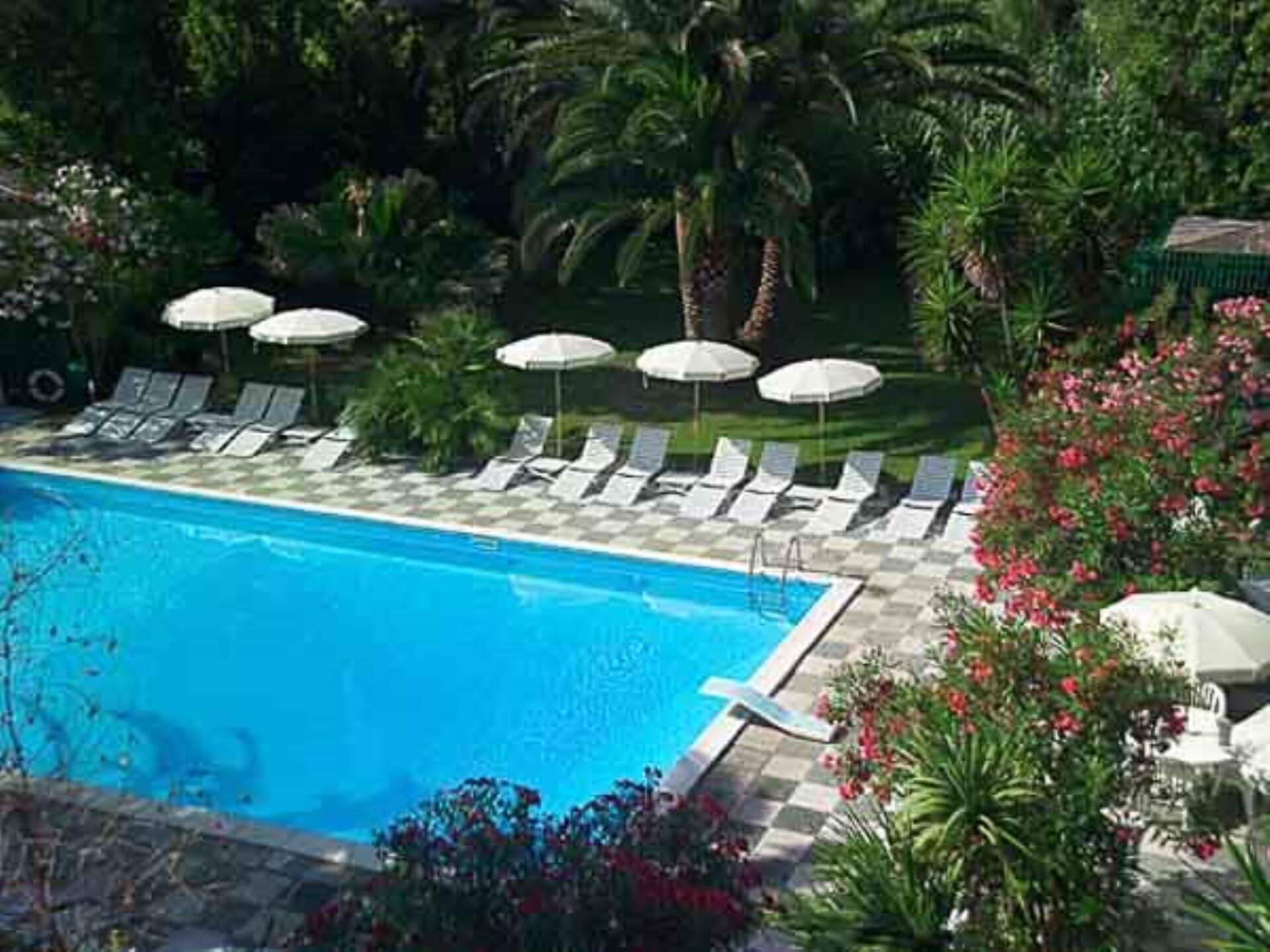 hotel-barracuda-isola-delba-giardino-piscina